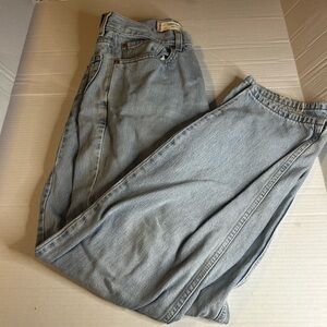 Levi Women’s Comfort Fit Jeans Raw Hem Size 31